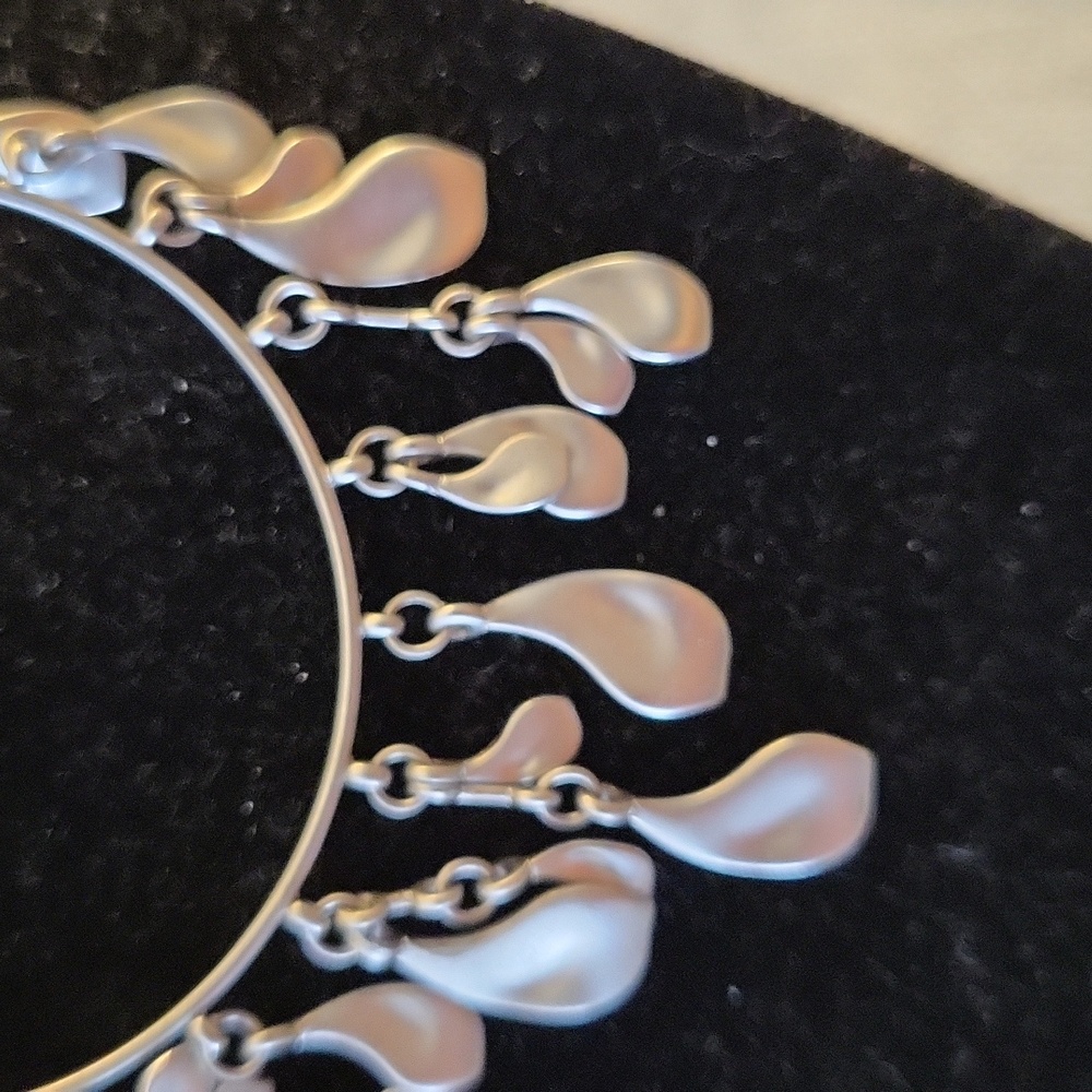 Kendra Scott "Natasha" Hoop Earrings in Matte Silver - Picture 2 of 3